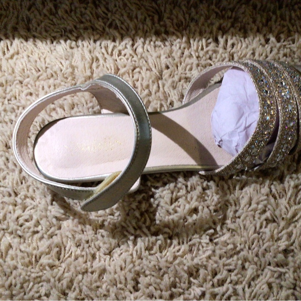 Elegant Champagne Strappy Big Girls Sandals Size 2.5 - Picture 6 of 8